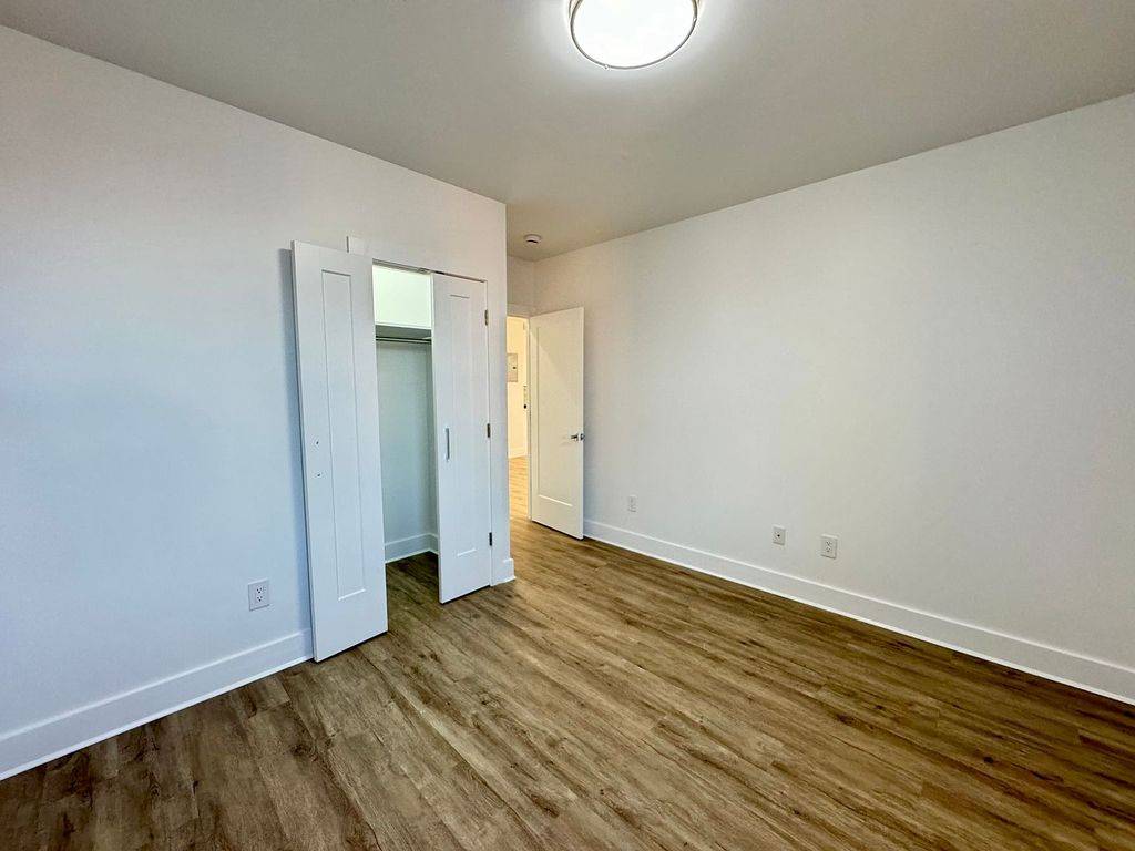 ~Elmhurst~ Co-op 2 Bed Apt Pluse Dr,Lr HWFL, $1400/Mo*