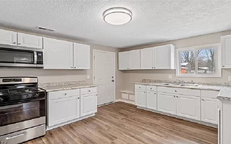 Charming 3 Bed, 2 Bath Fully Renovated Ranch Home in North Ridgeville