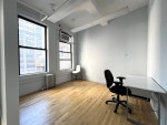 SMALL SUNNY OFFICE CHELSEA / MIDTOWN