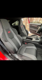 Interior of a 2017 Honda Civic Si showcasing sport seats and modern design.