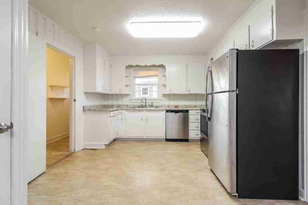 6 Bedroom 3.5 Bedroom Single Family Home For Rent