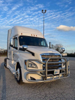 2018 Freightliner Cascadia CA126 truck with 505 HP for private sale, well-maintained, clean title and service history.