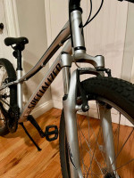 Specialized Hotrock 24 8-speed kids mountain bike in excellent condition