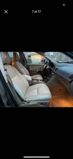 Interior view of a 2007 Chrysler Pacifica with comfortable leather seats and dashboard details