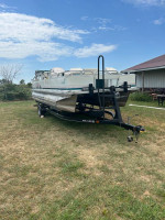 Pontoon boat